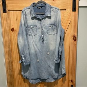Distressed denim pearl snap women’s dress / oversized top. Size 2XL